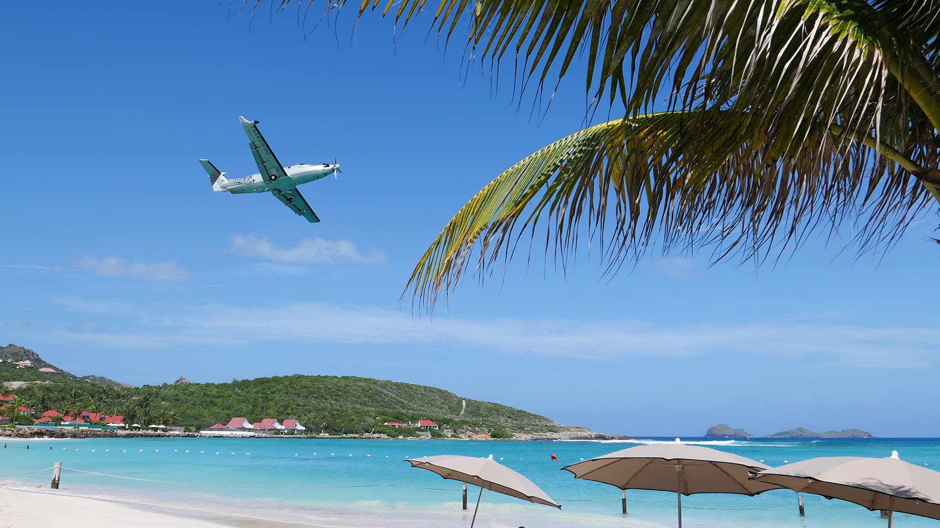 Small commuter aircraft on approach to SBH